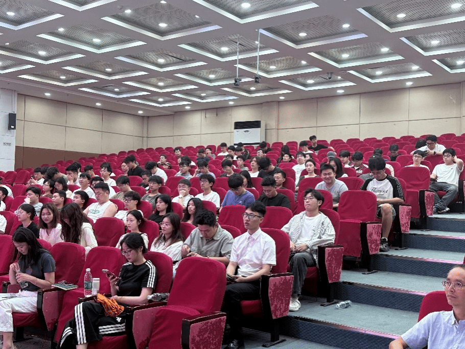 图2 参会师生认真听讲